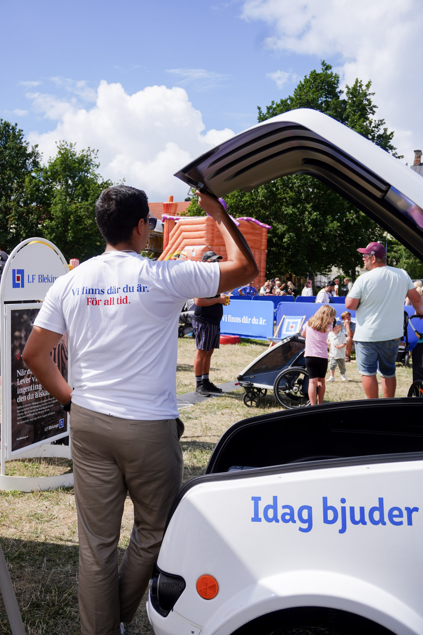 medarbetare vid glassmoppe