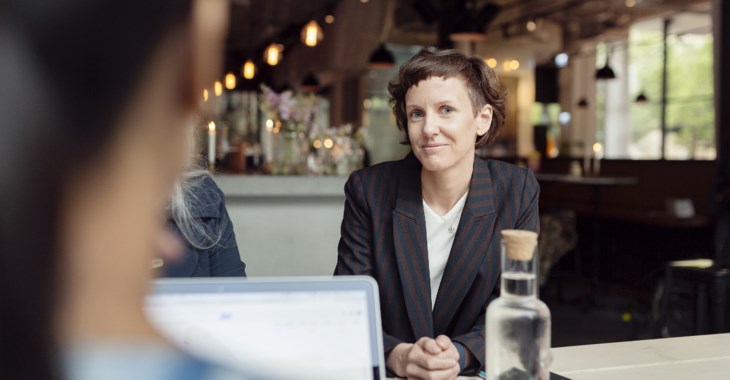 kvinna vid skrivbord