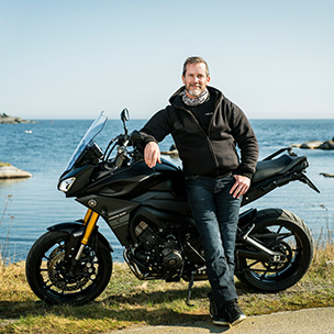 Man framför sin mc. Bild. 