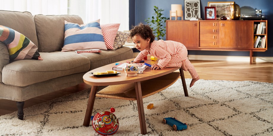 Barn som klättrar på bord