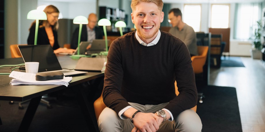 Ung kille på kontor.