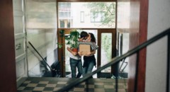 Kvinna och mat flyttar in i ny lägenhet.