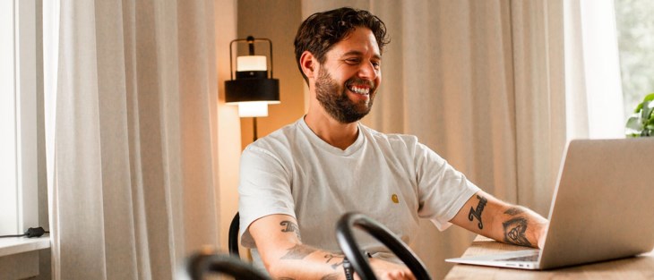 Man kollar in i dator