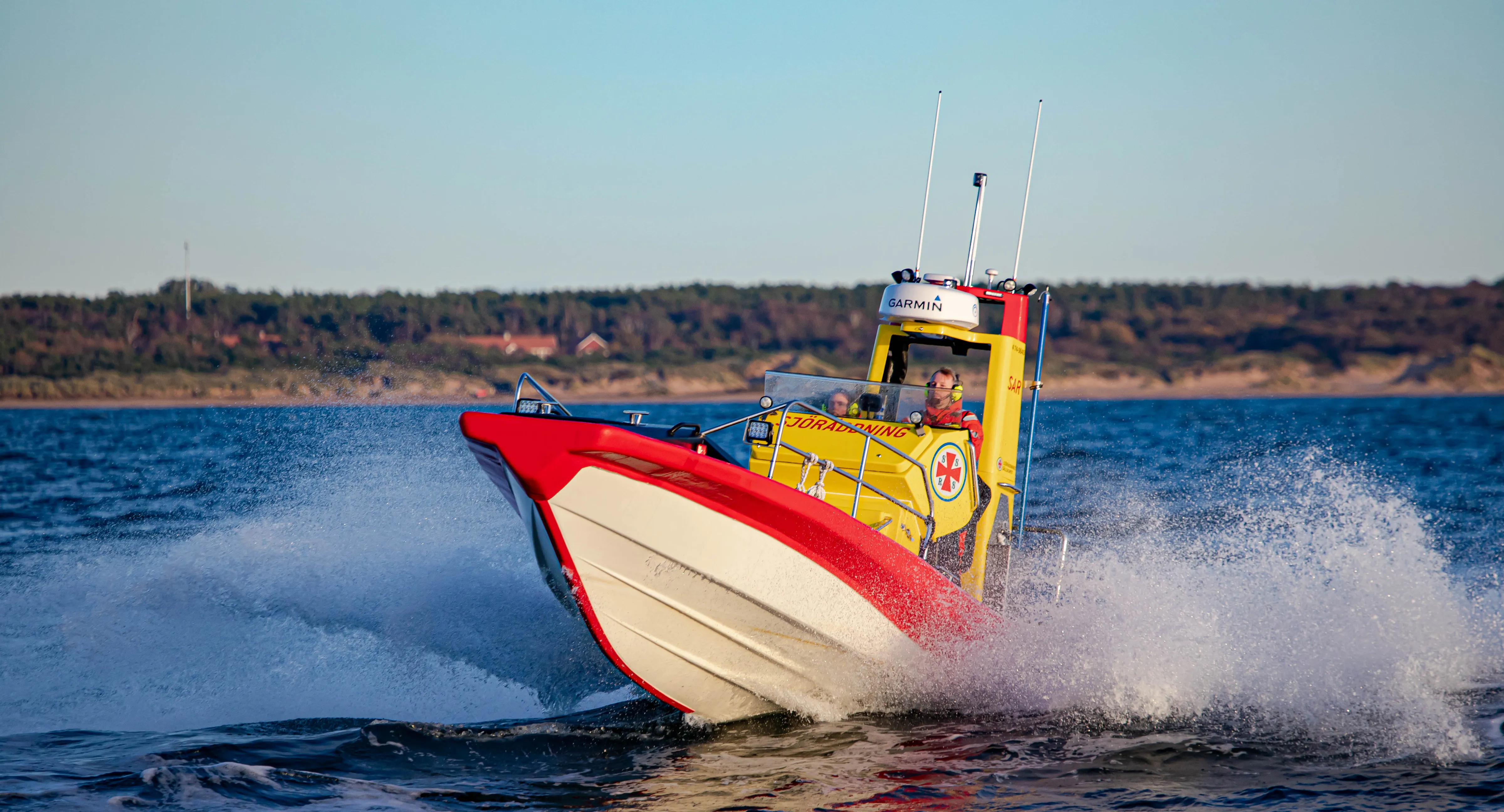 Räddningsbåten "Länsförsäkringar Halland" på havet.