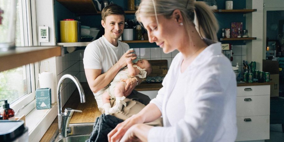 Par med bebis i köket.