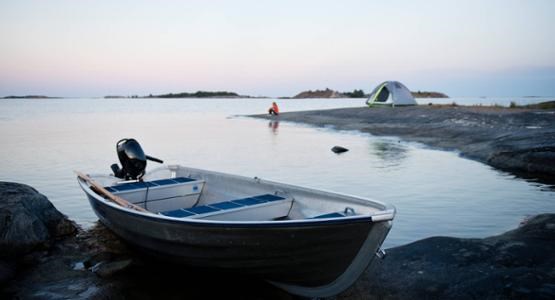 Båt uppdragen på land.