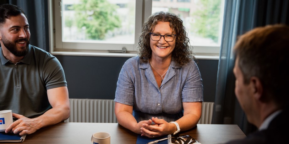 Foto av tre medarbetare i möte på vårt kontor i Karlstad.