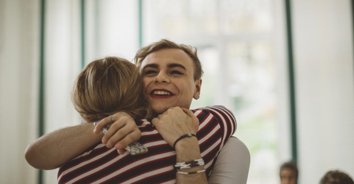 Kompisar kramas för att de har reseförsäkring som fungerar vid längre utlandsvistelse, foto.