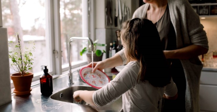 Kvinna och barn diskar.