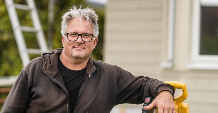 Foto på Andreas som äger och driver C44Bygg AB.
