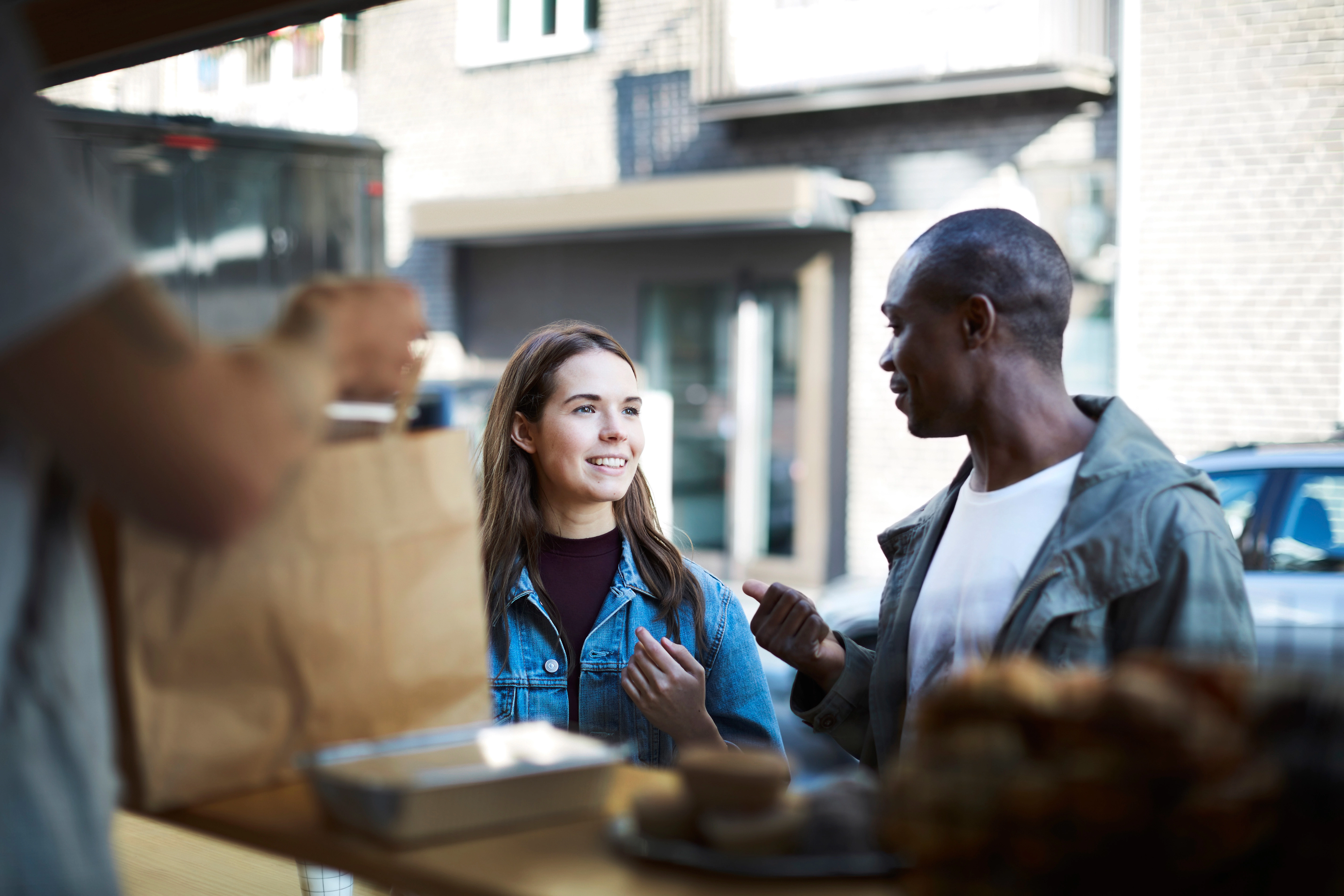 Man och kvinna vid en foodtruck