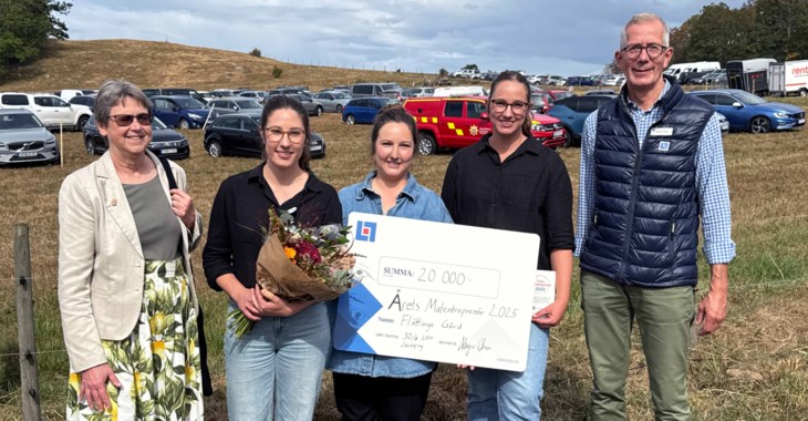 Vinnande systrarna, landshövdingen och LF Jönköpings vd på ett fält.