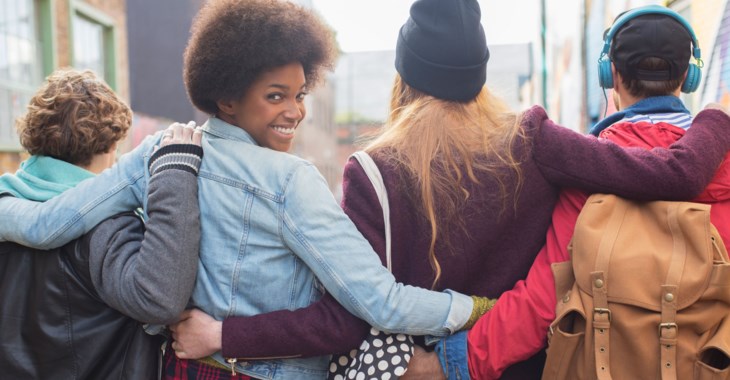 Ett gäng kompisar i tonåren.