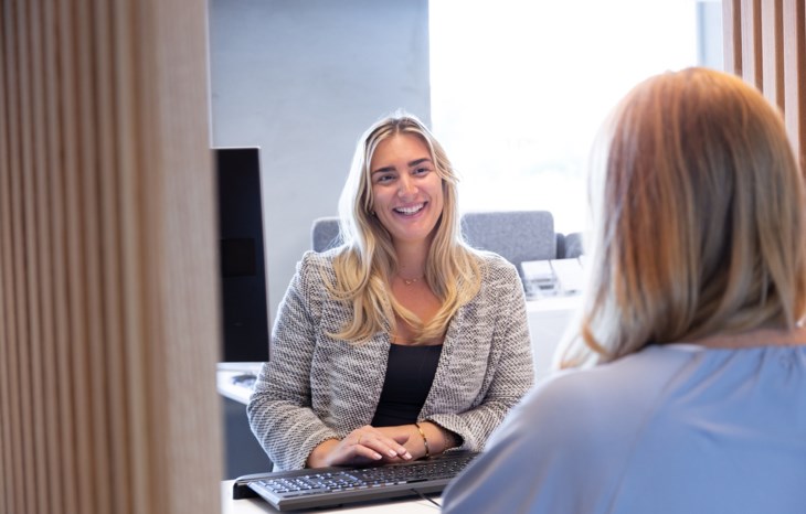 Kvinna i kontorsmiljö