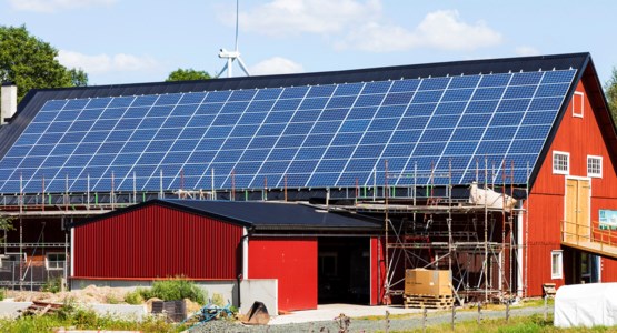 Solceller på ladugårdstak.