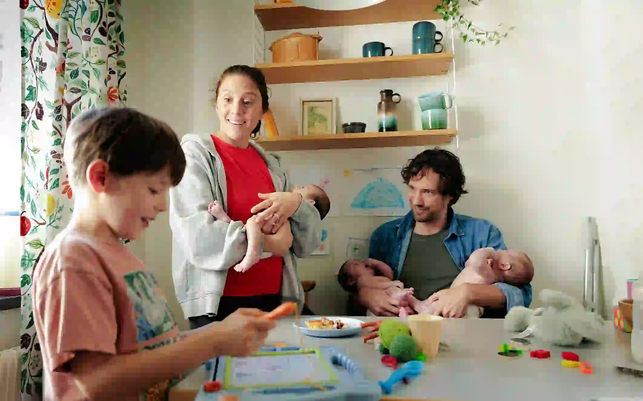 Familj sitter runt köksbordet