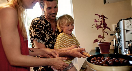 Förälder och barn lagar mat tillsammans