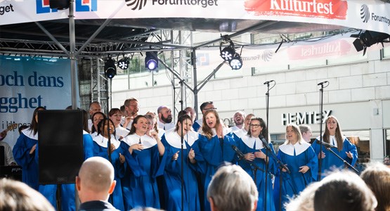 kör sjunger på scen under kulturnatten i Uppsala