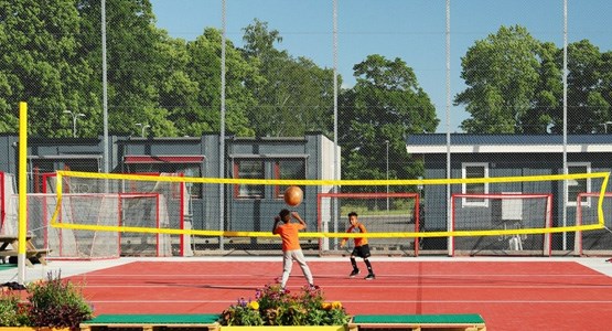 Barn spelar volleyball