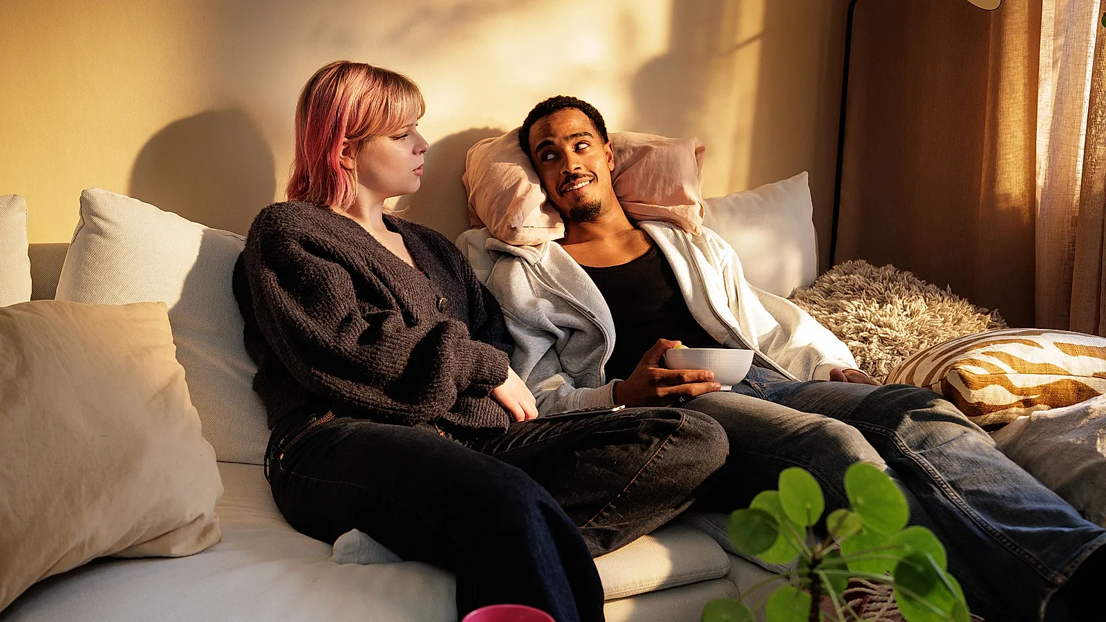 Sambor sitter i soffan och diskuterar att äga boendet tillsammans.