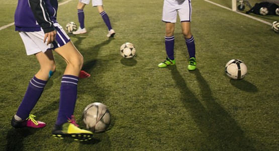 Barn som spelar fotboll