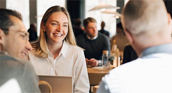 Kollegor i trevligt lunchmöte.