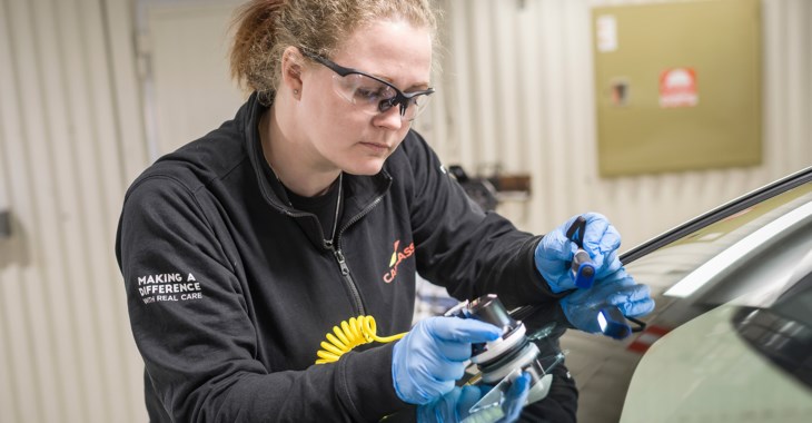 Maria Eld på Carglass lagar ett stenskott.