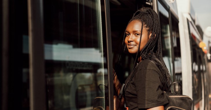 Tjej som kliver på ett tåg