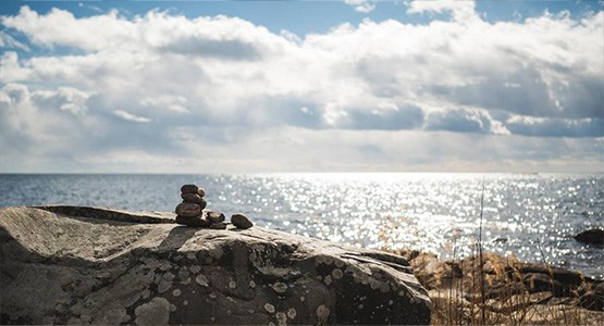 Stenar i ett torn vid vattnet.