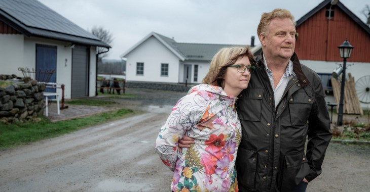 Rebecka och Mats utanför sitt hem.