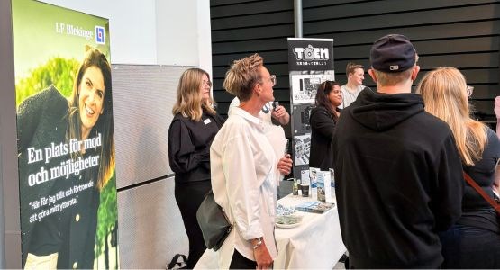 människor vid monter