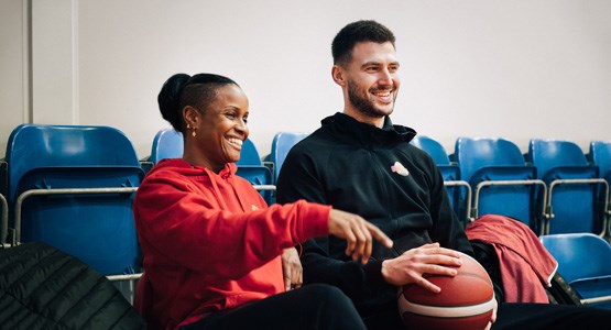 kvinnlig och manlig basketspelare skrattar