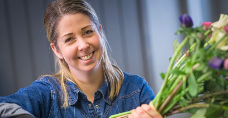 Foto på Frida som driver Blommor & Blad i Broby.