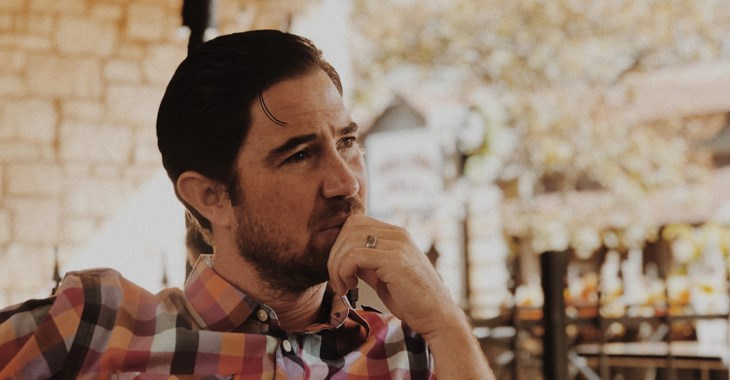 Foto på en man i rutig skjorta.