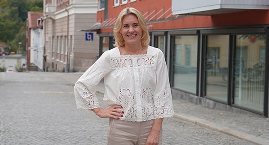 Frida Dalberg, ny bankchef på LF Blekinge utanför vårt kontor i Karlshamn.