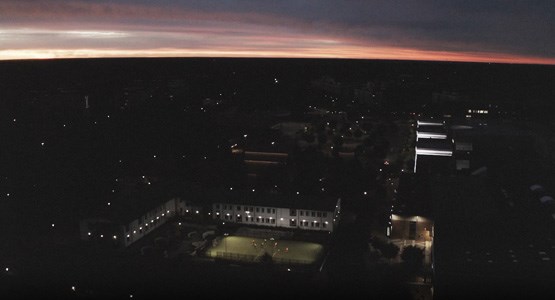 Fotbollsplan under natten