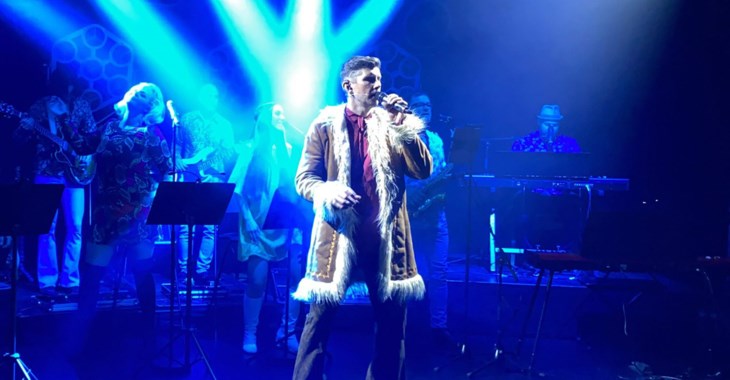 Foto på en av artisterna som uppträder under föreställningen Hits & Historier 67-69.