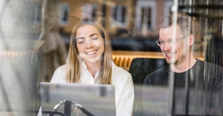 Foto på  Clara Markstedt och André Lindström, innovatörerna bakom fastighetsappen Wimma.
