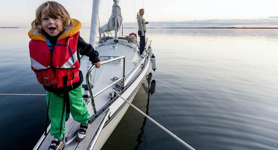 Barn på segelbåt.