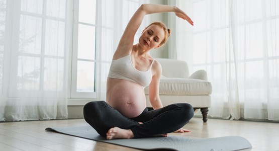 Mamma som gör yoga