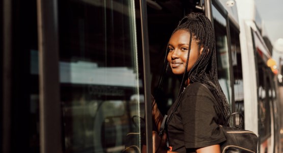 En tjej kliver på ett tåg 