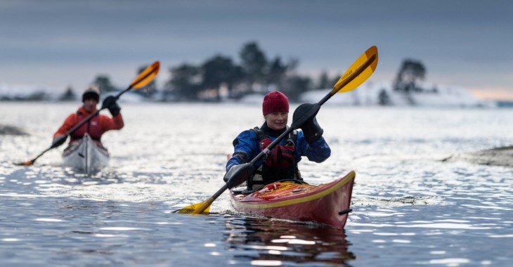 Person som paddlar kayak