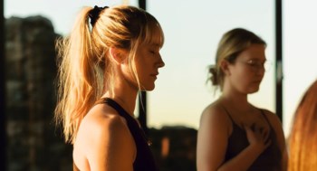 En kvinna blundar ocg fokuserar inåt i en tankeövning.