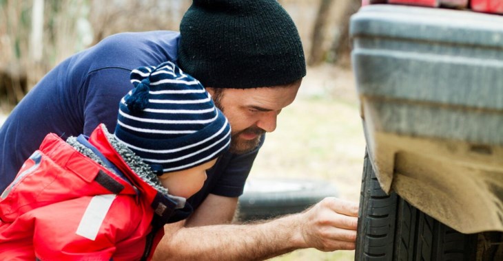 Man byter däck på bil.