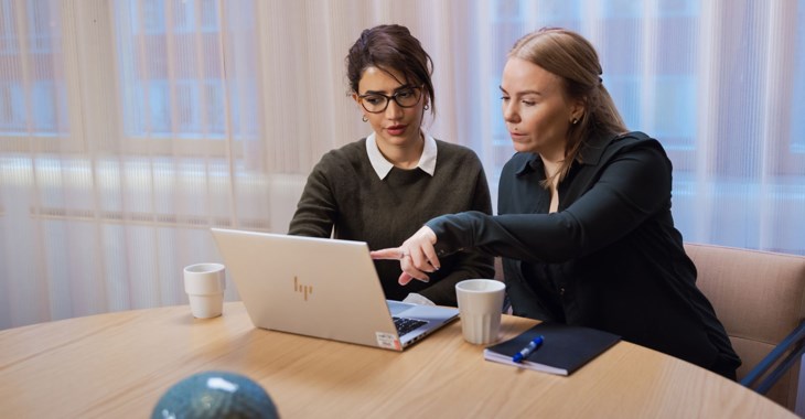 Kvinna arbetar vid laptop.