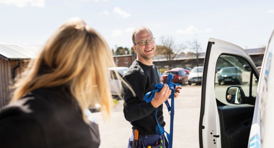 Man med snickarbyxor.