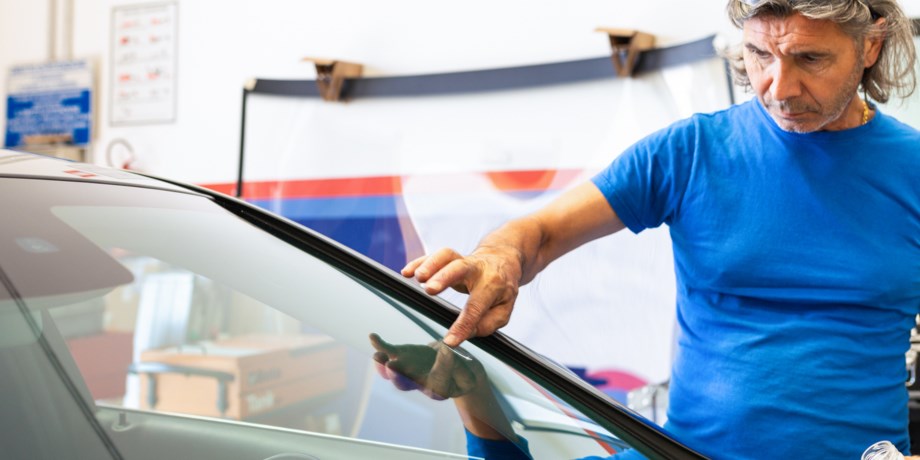 Glasmästare som ser över en bilruta