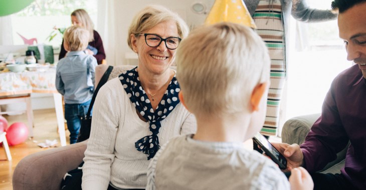 Barn och vuxna på kalas.