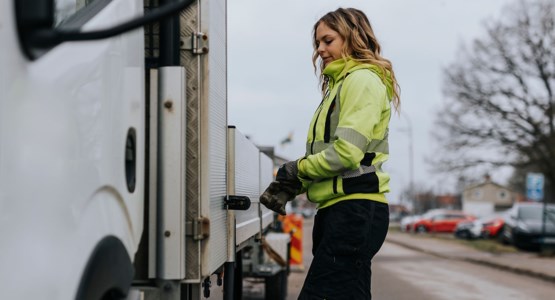 Kvinna vid en lastbil.