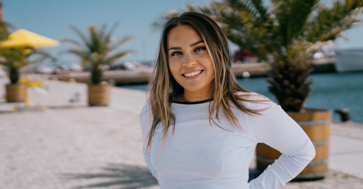 Tina Rexhepaj står framför en kaktuspalm i Hamnen i Kalmar